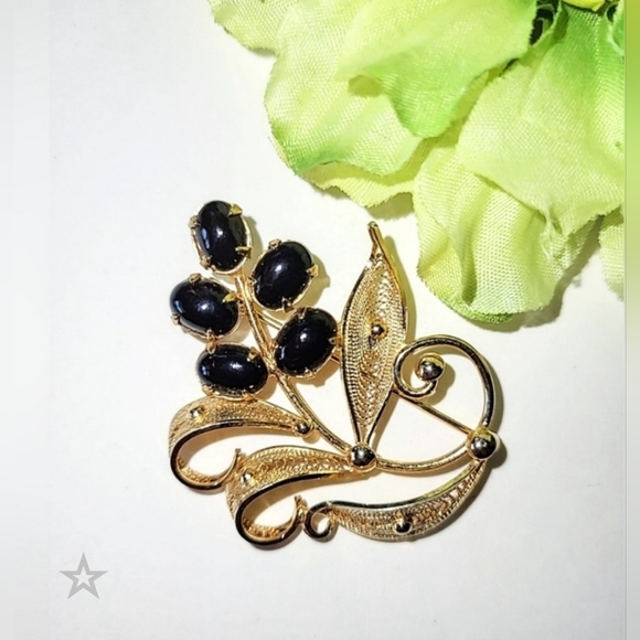 SORRENTO BLACK ONYX & GOLD-FILLED PIN BROOCH - GF FILIGREE LEAVES - Picture 2 of 7